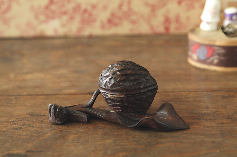 胡桃とリーフのインクウェル　ウォールナット　イギリス　アンティークストリュフ