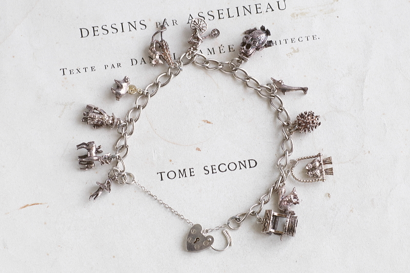 12チャームアンドパドロックブレスレット　イギリス　アンティークストリュフ