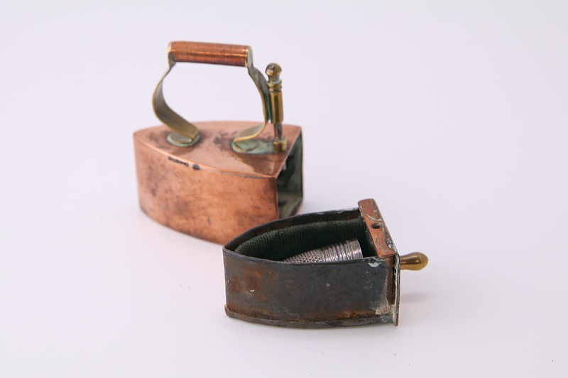 コッパーのアイロン型シンブルケース　イギリス　アンティークストリュフ