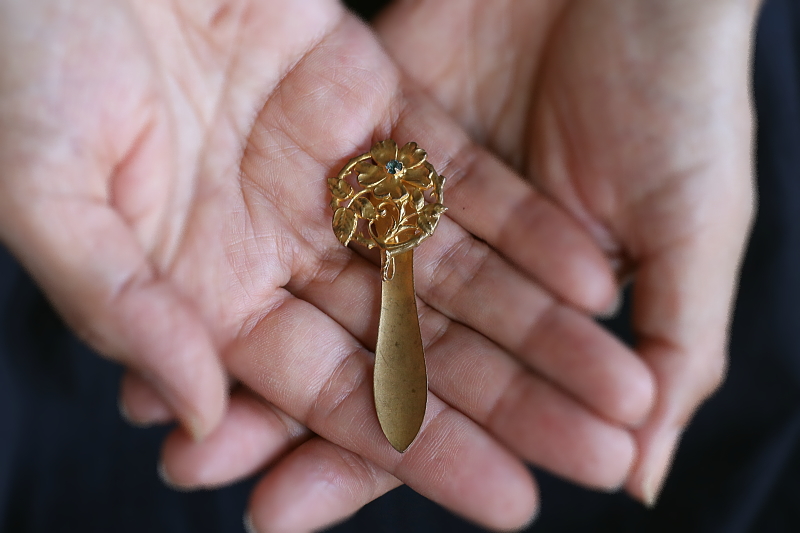 アールヌーボーの花シャトレーンフック　フランス　アンティークストリュフ