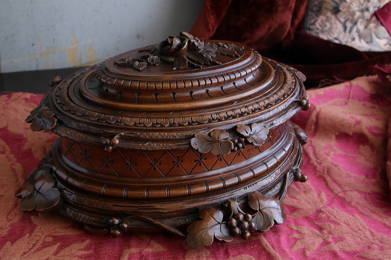 薔薇を飾るウォールナットジュエリーケース　木彫　フランス　アンティークストリュフ