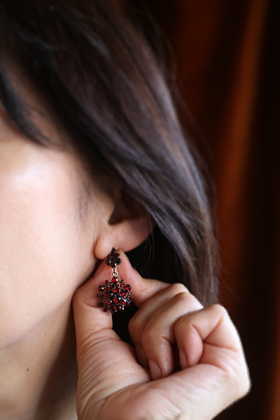 ボヘミアンガーネット　フラワードロップピアス　ボヘミア アンティークストリュフ