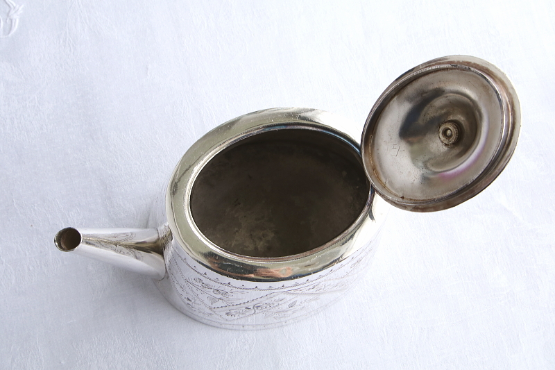 花のエングレービングのティーポット　ヴィクトリアン　イギリス アンティークストリュフ