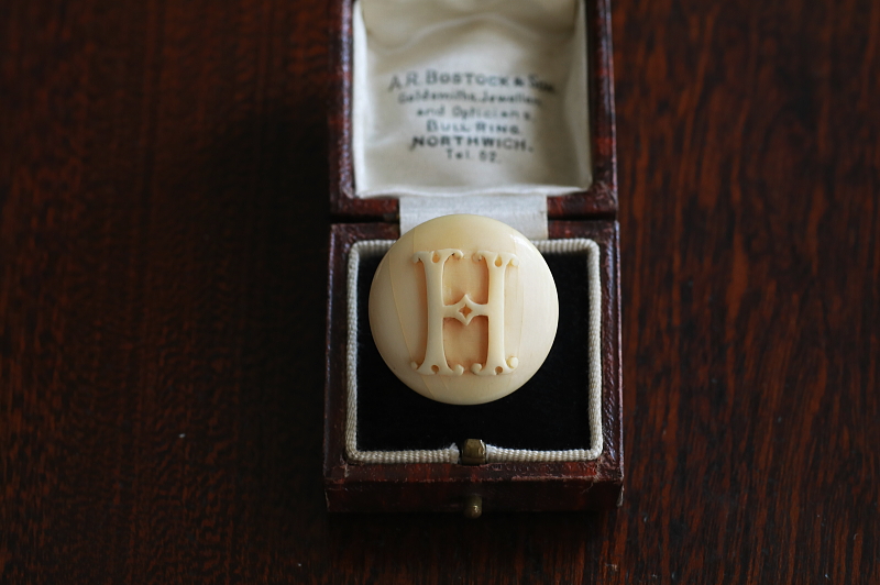 飾り文字のアイボリーリバリーボタン　象牙　イギリス　アンティークストリュフ