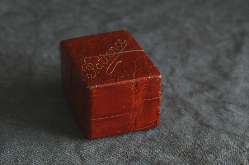 レザーケースのプレイングカード　トランプ　patience　イギリス　アンティークストリュフ