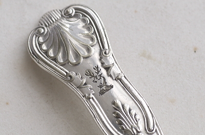 キングスパターンのティーメジャースプーン　鹿　イギリス　ヴィクトリアン　アンティークストリュフ