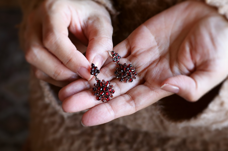 ボヘミアンガーネット　フラワードロップピアス　ボヘミア アンティークストリュフ