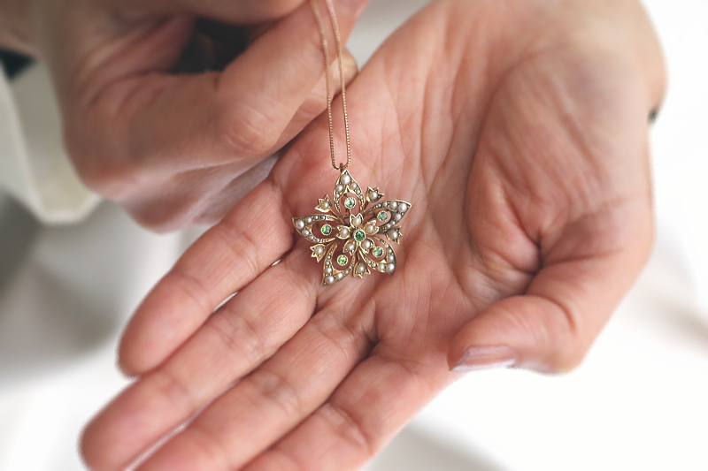 デマントイドガーネット　パール　フラワーペンダントブローチ　イギリス　アンティークストリュフ 