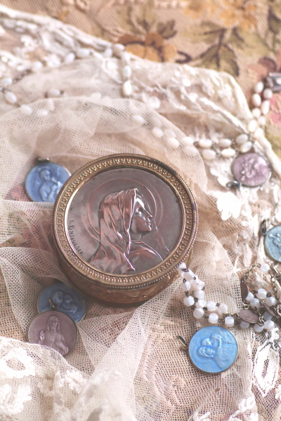 マリア様のジュエリーケース　Sylvain Kinsburger　フランス　アンティークストリュフ 2026020310