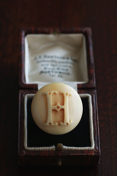 飾り文字のアイボリーリバリーボタン　象牙　イギリス　アンティークストリュフ 20250523