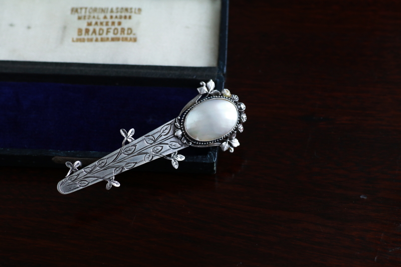 シェルアンドシルバー　バラのブローチ　ヨーロッパ　アンティークストリュフ