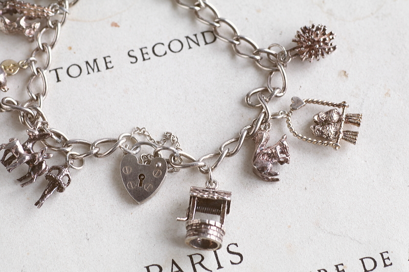 12チャームアンドパドロックブレスレット　イギリス　アンティークストリュフ