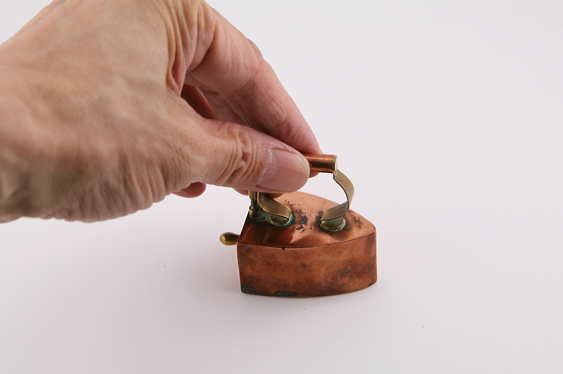 コッパーのアイロン型シンブルケース　イギリス　アンティークストリュフ