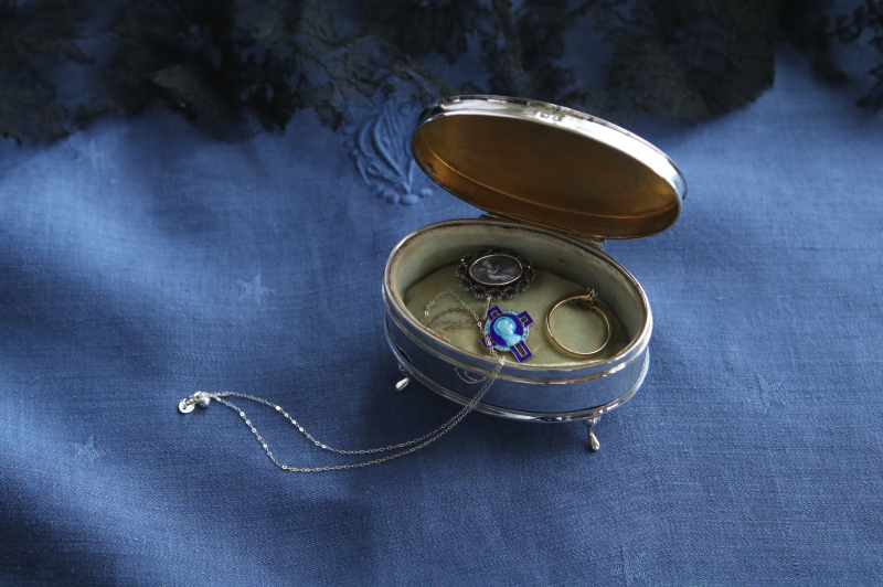 スターリングシルバーオーバルジュエリーボックス　イギリス　アンティークストリュフ