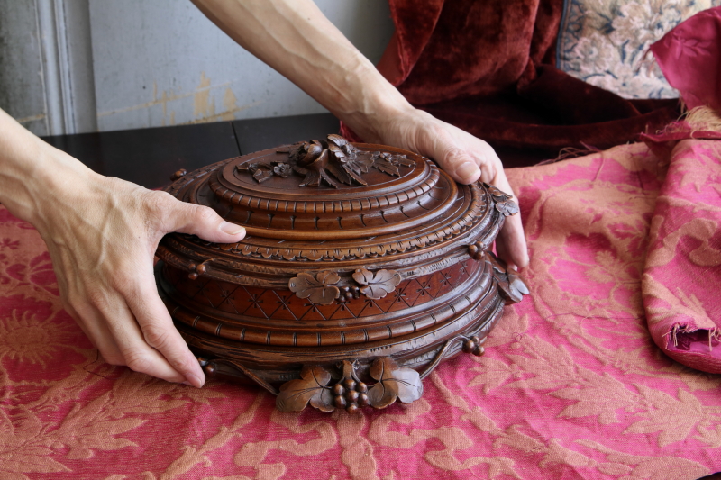 薔薇を飾るウォールナットジュエリーケース　木彫　フランス　アンティークストリュフ