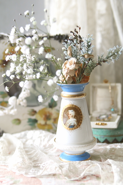 ミルクガラスのフラワーベース　マリー・アントワネット　フランス　アンティークストリュフ