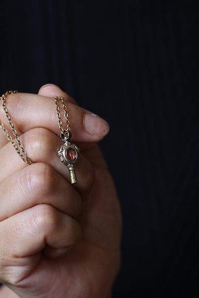 ヴィクトリアンウォッチフォブ　ウォッチキー　ロケット　ロングネックレス　アンティークストリュフ