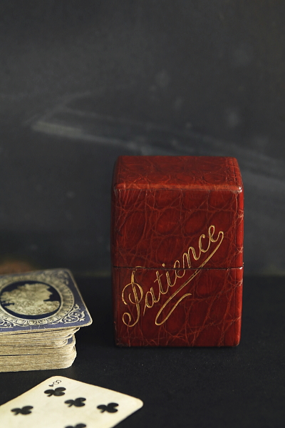 レザーケースのプレイングカード　トランプ　patience　イギリス　アンティークストリュフ