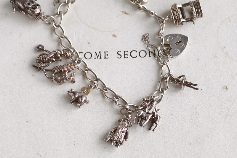 12チャームアンドパドロックブレスレット　イギリス　アンティークストリュフ