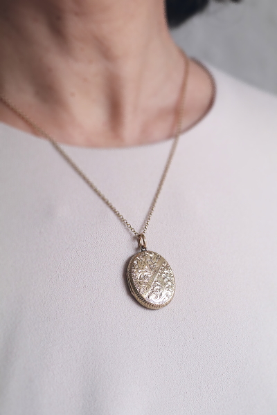 ベルト&バックル　エングレービングロケットペンダント　ヨーロッパ　アンティークストリュフ