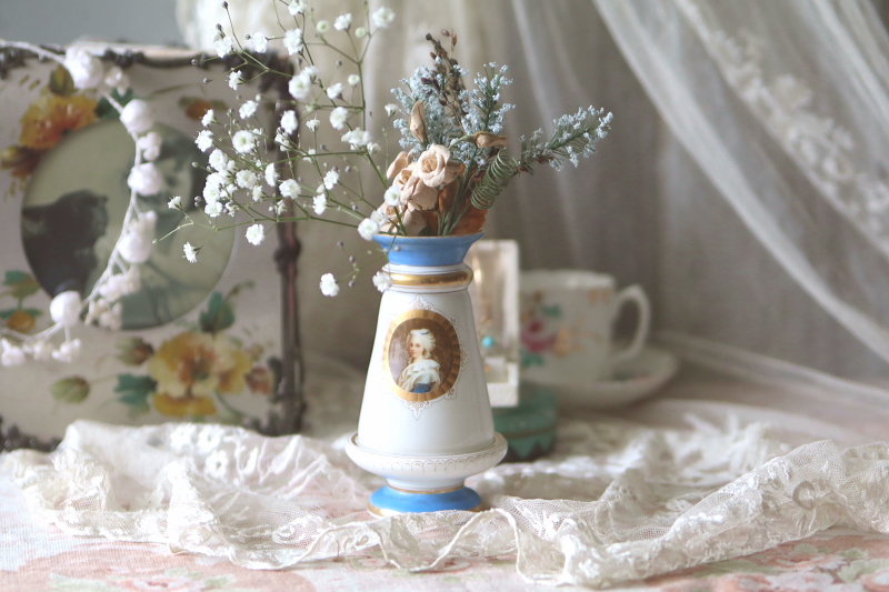 ミルクガラスのフラワーベース　マリー・アントワネット　フランス　アンティークストリュフ