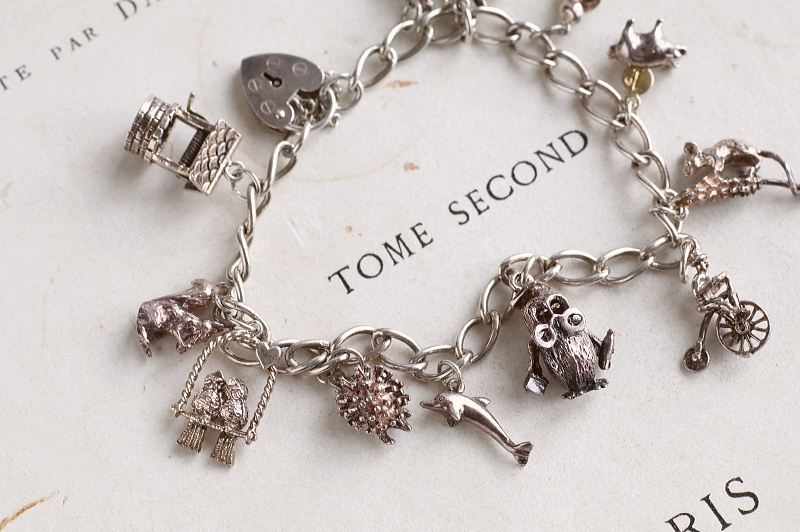12チャームアンドパドロックブレスレット　イギリス　アンティークストリュフ