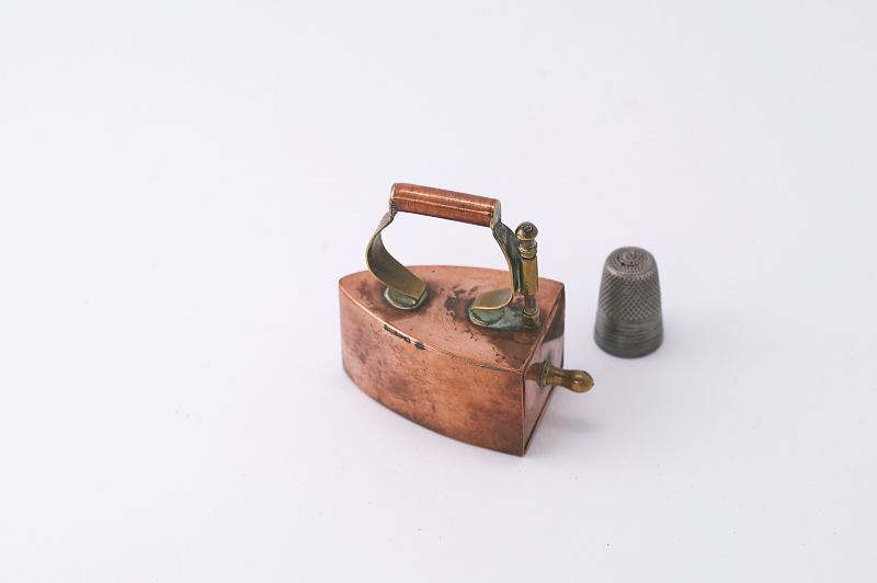 コッパーのアイロン型シンブルケース　イギリス　アンティークストリュフ 20250806