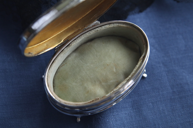 スターリングシルバーオーバルジュエリーボックス　イギリス　アンティークストリュフ