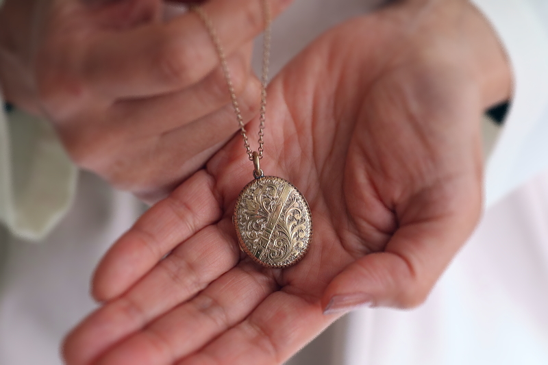 ベルト&バックル　エングレービングロケットペンダント　ヨーロッパ　アンティークストリュフ