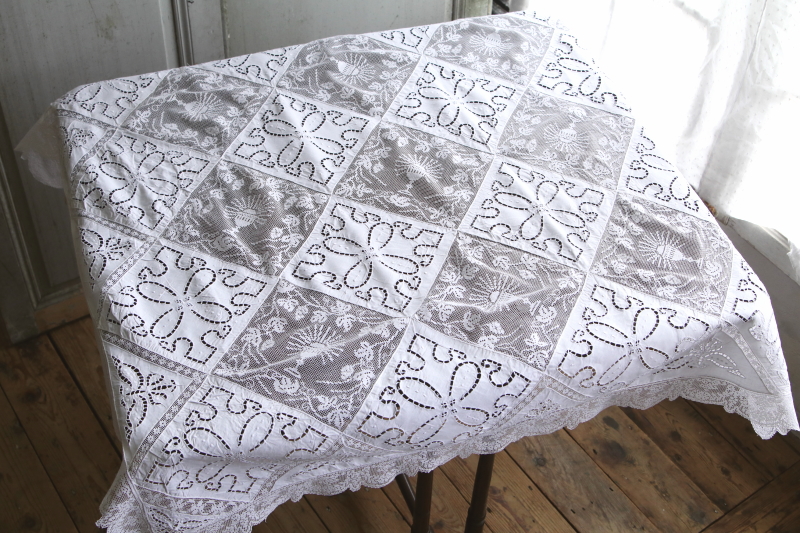 フィレアンドカットワークテーブルクロス　プルミエコミュニオンの聖杯　フランス　アンティークストリュフ