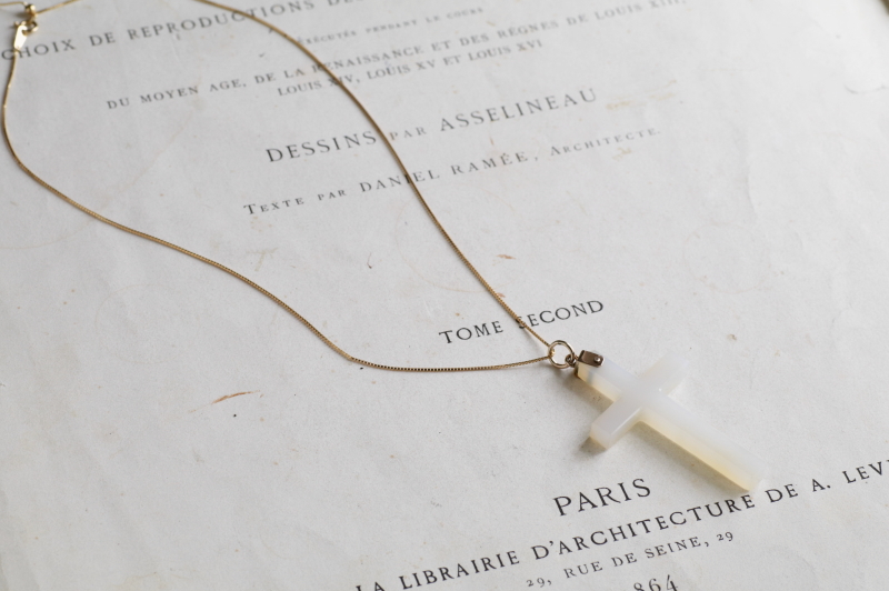 ホワイトカルセドニー　クロスペンダント　イギリス アンティークストリュフ 20251113