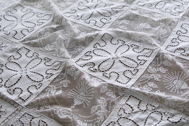 フィレアンドカットワークテーブルクロス　プルミエコミュニオンの聖杯　フランス　アンティークストリュフ