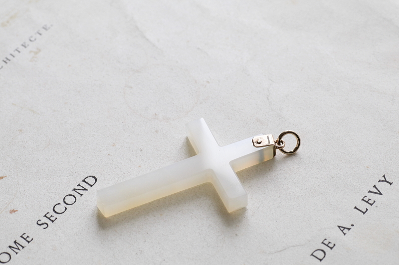 ホワイトカルセドニー　クロスペンダント　イギリス アンティークストリュフ 20251113