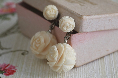 薔薇のアイボリービーズイヤリング　ヴィンテージジュエリー　アクセサリー　イギリス　　アンティークストリュフ 20251219