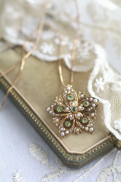 デマントイドガーネット　パール　フラワーペンダントブローチ　イギリス　アンティークストリュフ 202602027