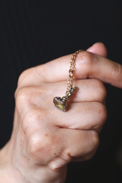 ヴィクトリアンウォッチフォブ　ウォッチキー　ロケット　ロングネックレス　アンティークストリュフ