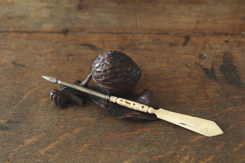 胡桃とリーフのインクウェル　ウォールナット　イギリス　アンティークストリュフ