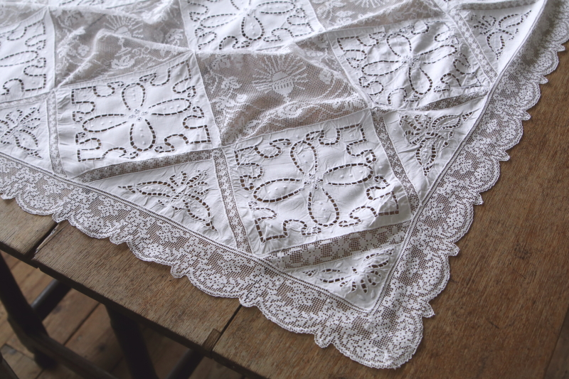 フィレアンドカットワークテーブルクロス　プルミエコミュニオンの聖杯　フランス　アンティークストリュフ