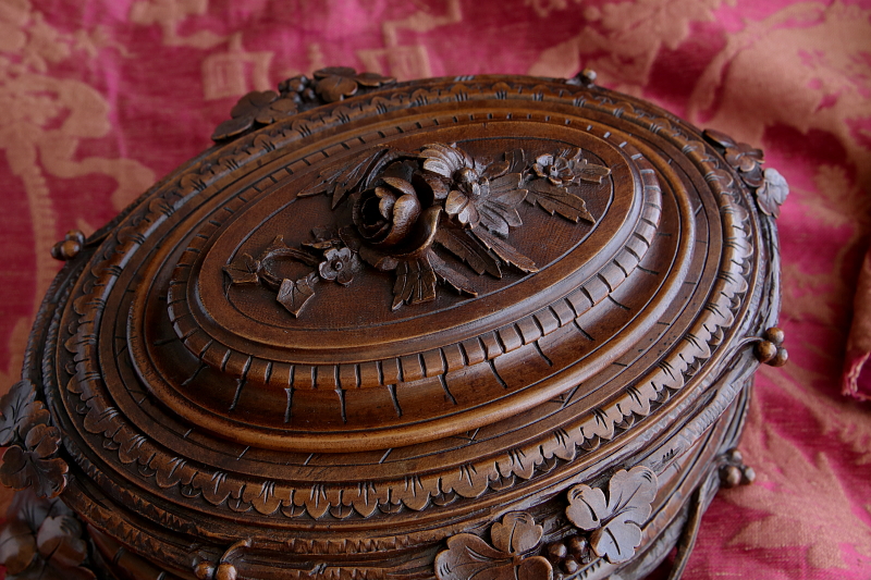 薔薇を飾るウォールナットジュエリーケース　木彫　フランス　アンティークストリュフ