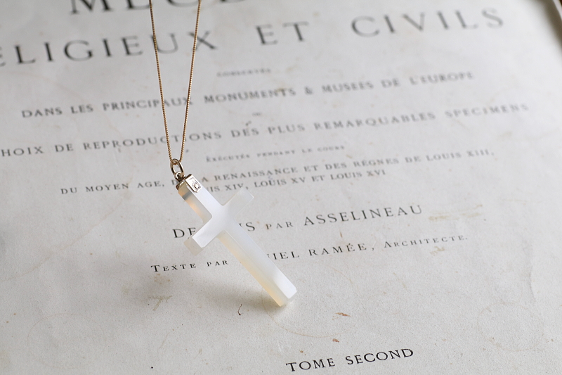 ホワイトカルセドニー　クロスペンダント　イギリス アンティークストリュフ 20251113