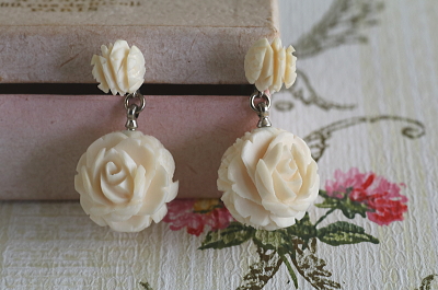 薔薇のアイボリービーズイヤリング　ヴィンテージジュエリー　アクセサリー　イギリス　　アンティークストリュフ 20251219