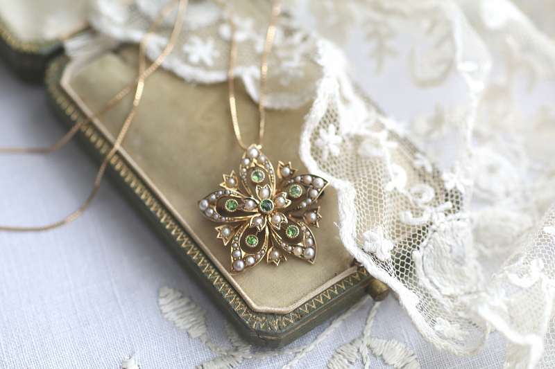 デマントイドガーネット　パール　フラワーペンダントブローチ　イギリス　アンティークストリュフ 202602027