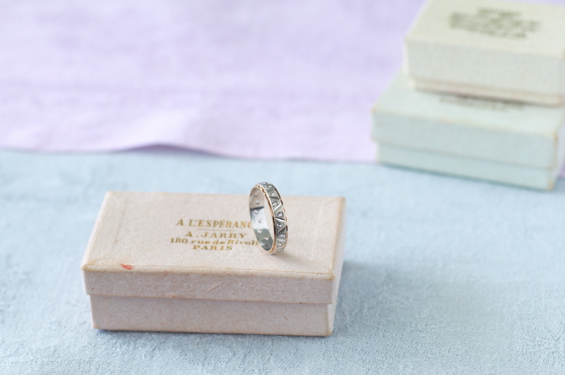 ホワイトスピネルエタニティリング　イギリス　アンティークストリュフ