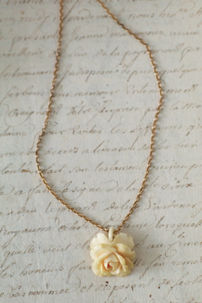 アイボリーローズペンダントネックレス　ヨーロッパ　アンティークストリュフ