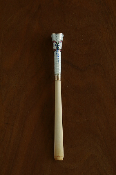 ギロッシュエナメルアンドアイボリーシガレットホルダー　リボンとローズガーランド　フランス　アンティークストリュフ