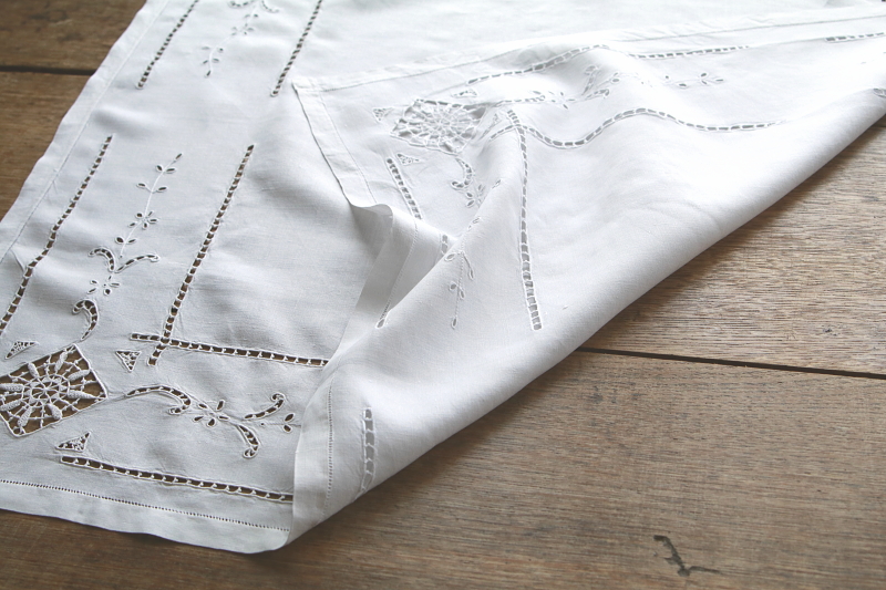 カットワークリネンスモールテーブルクロス　アンティークストリュフ