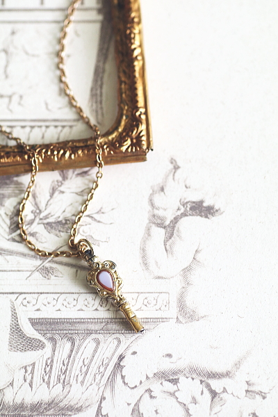 ヴィクトリアンウォッチフォブ　ウォッチキー　ロケット　ロングネックレス　マフチェーン　アンティークストリュフ 20250625