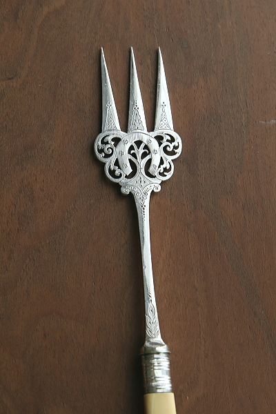 ホースシューのブレッドフォーク　フルーツ柄のケーキナイフ　イギリス　アンティークストリュフ