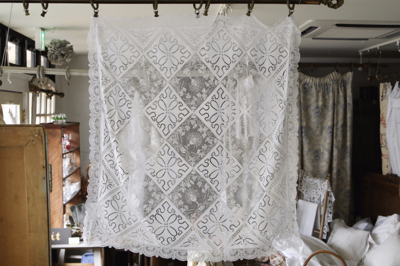 フィレアンドカットワークテーブルクロス　プルミエコミュニオンの聖杯　フランス　アンティークストリュフ