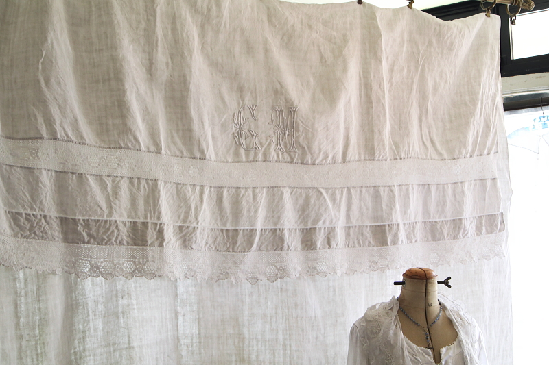 花文字刺繍とクロッシェのリネンシーツ　フランス　アンティークストリュフ 20250722